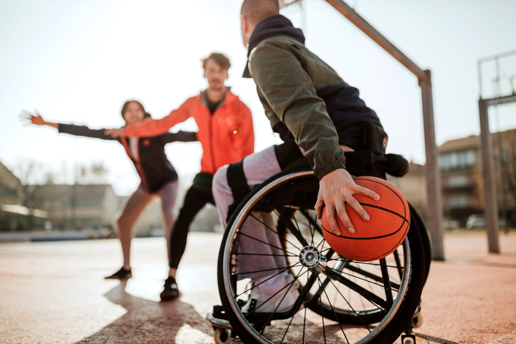 Rolstoelbasketballer met vrienden