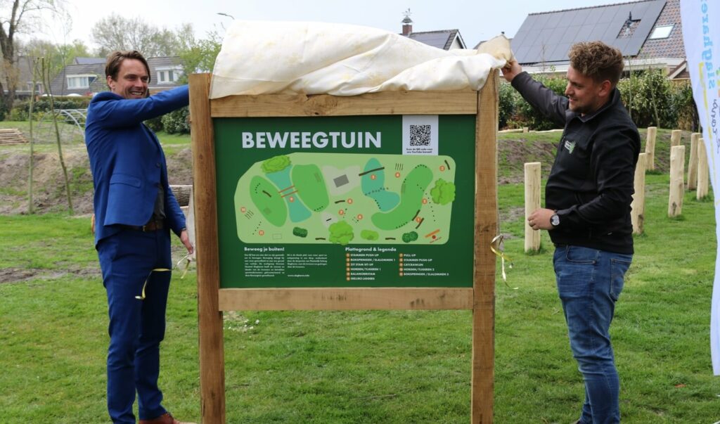 Twee mensen bij het bord van Beweegtuin Slagharen