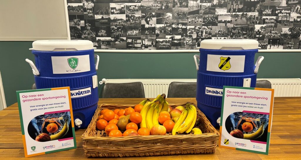 Water en fruit op tafel