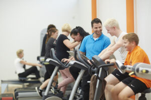 Mensen bezig met Fysiofit onder begeleiding van fysiotherapeut