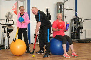 Meerdere mensen die fysiogym doen