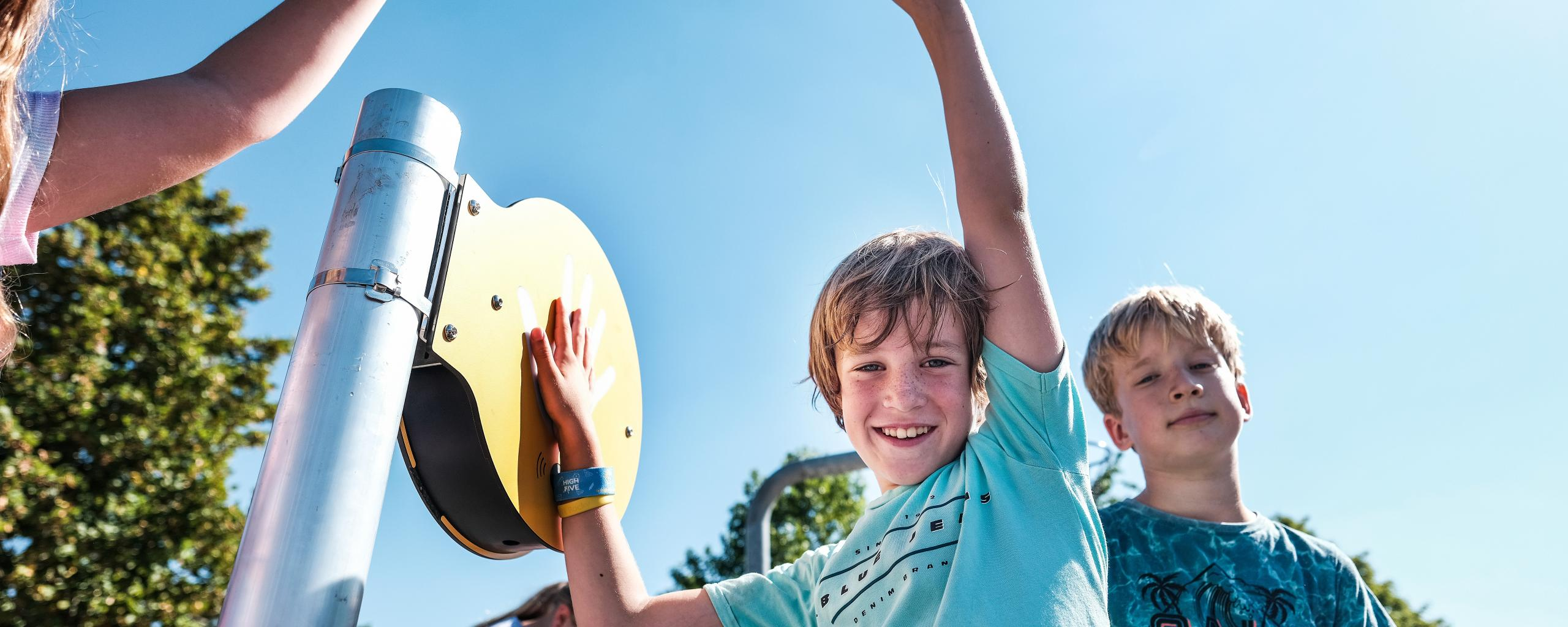 kind geeft een high five