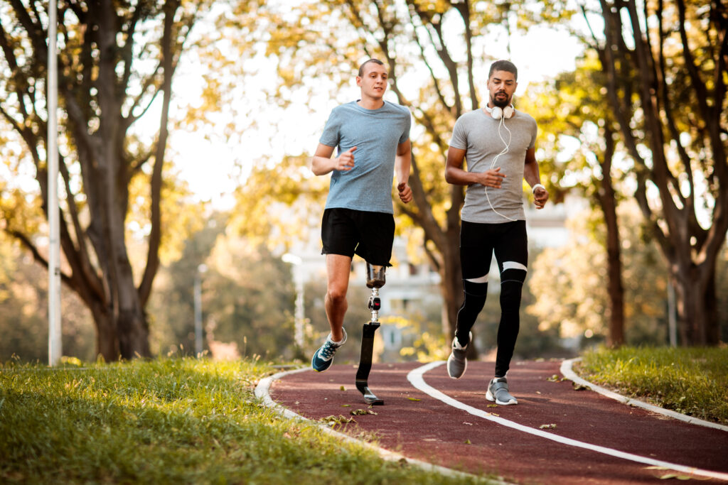 Vrienden joggen buiten