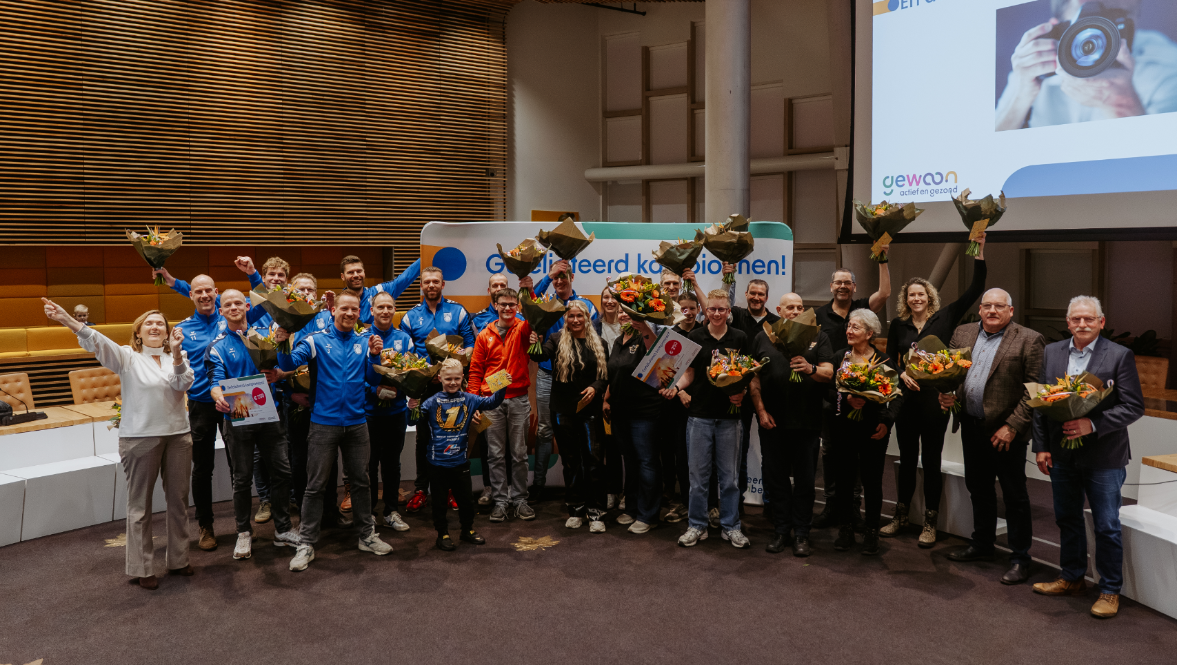 sporters gehuldigd met bos bloemen