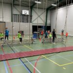 Meerdere kinderen die aan touwen zwaaien in een gymzaal
