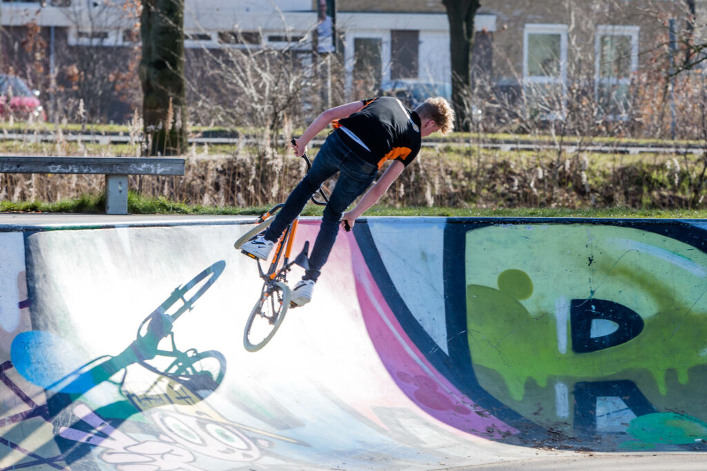 Jongen op BMX fiets in Skatepark Hardenberg