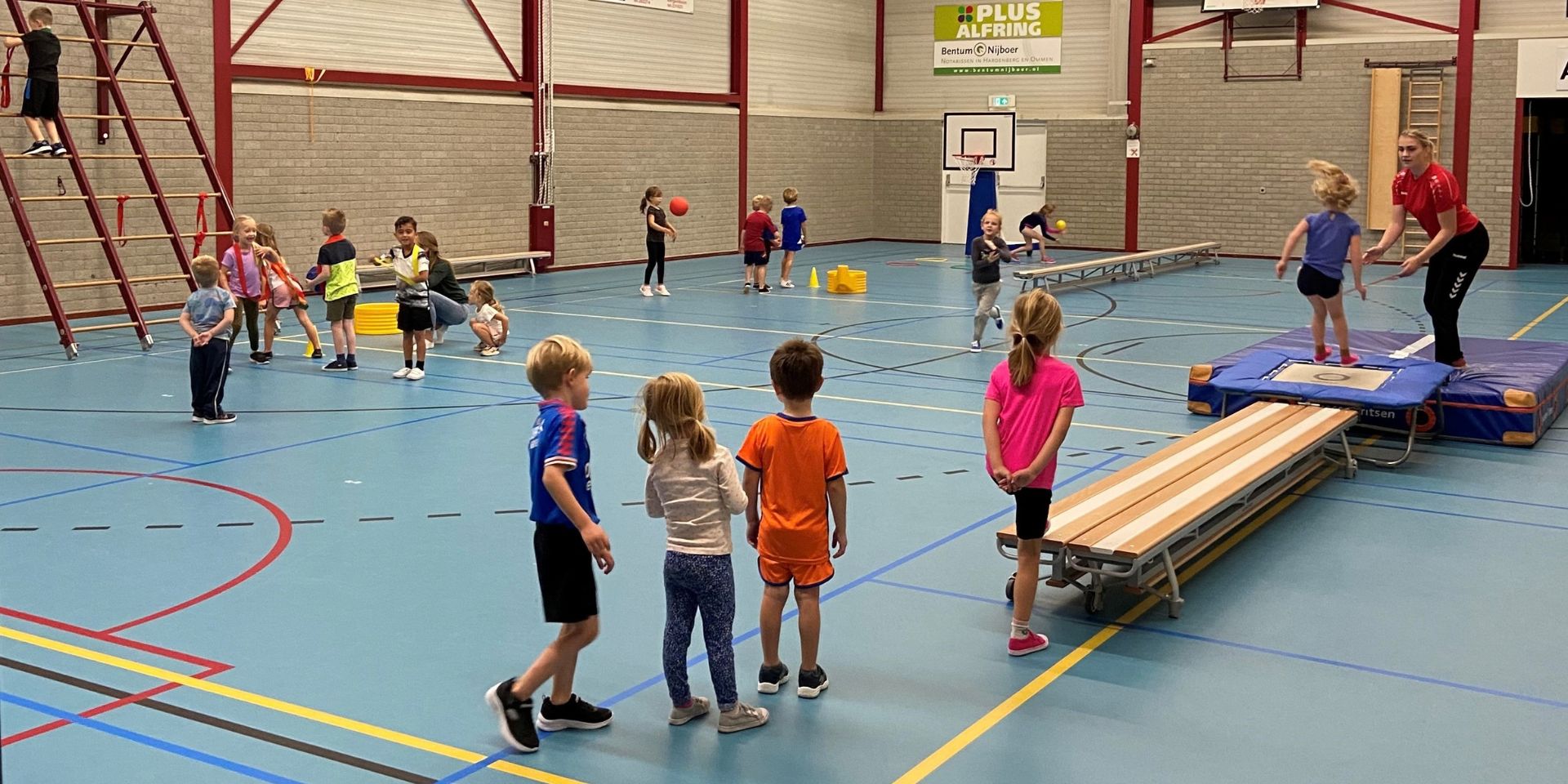 Foto van gymzaal spelende kinderen