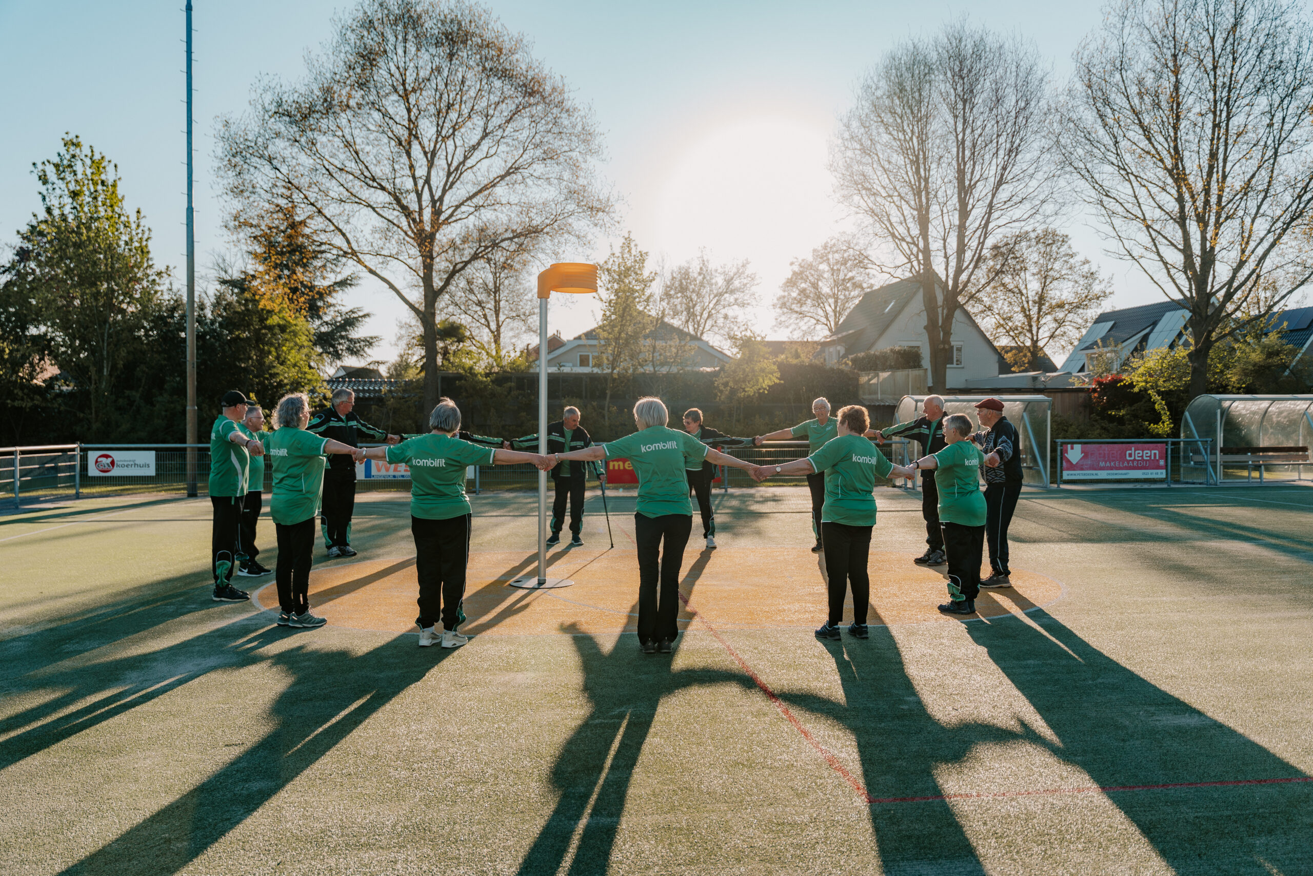 Vrienden joggen buiten