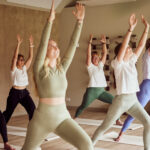 Mensen die yoga op yogamatjes doen in een yogacentrum
