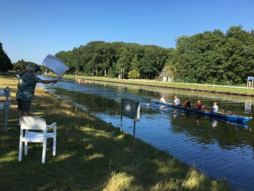 Vrienden joggen buiten