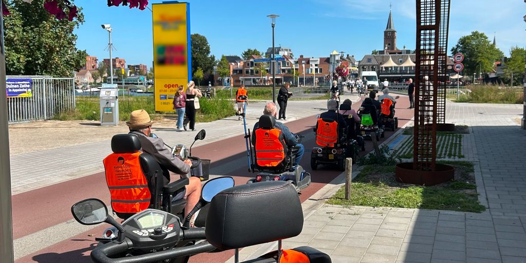 Foto van Scootmobielclub Hardenberg bij startlocatie Kymco Enjoy met uitzicht op het stadscentrum van Hardenberg