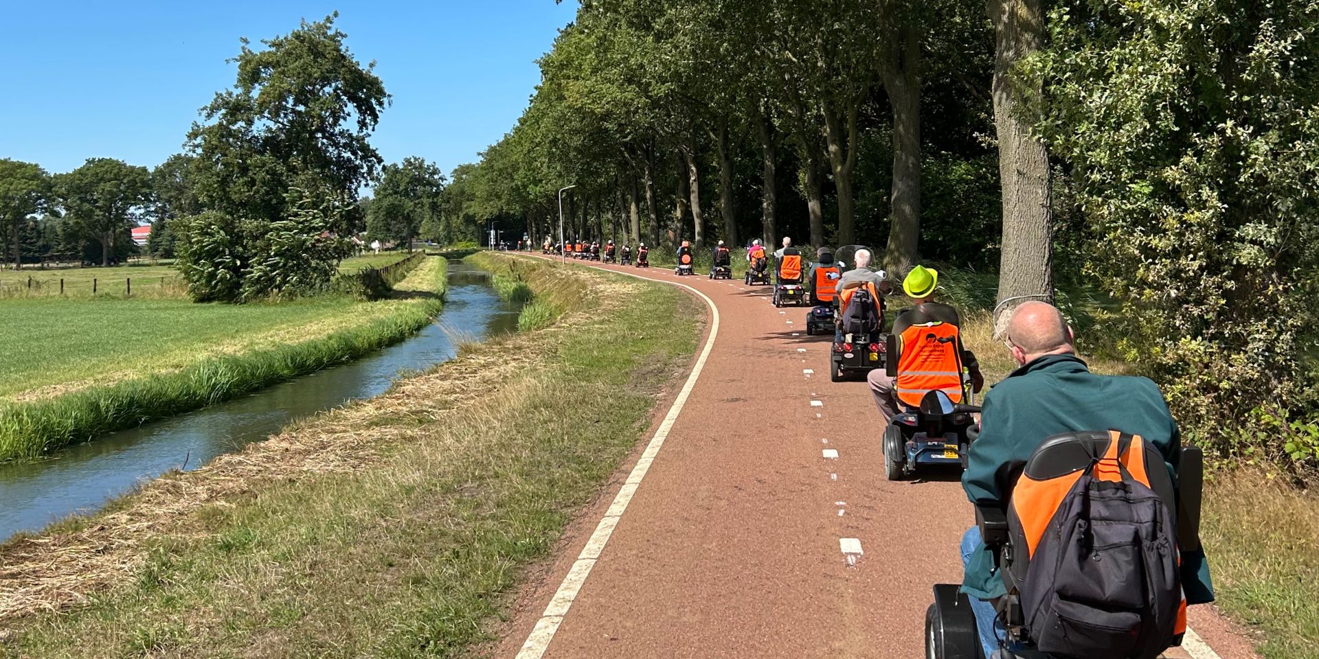 Foto van scootmobielclub tijdens de eerste tour door regio Hardenberg