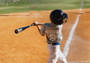 Kind slaat honkbal weg met een slagknuppel