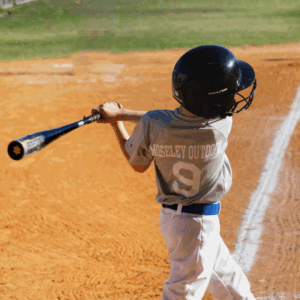 Kind slaat honkbal weg met een slagknuppel