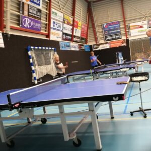Tafeltennistafels en mensen die tafeltennis spelen