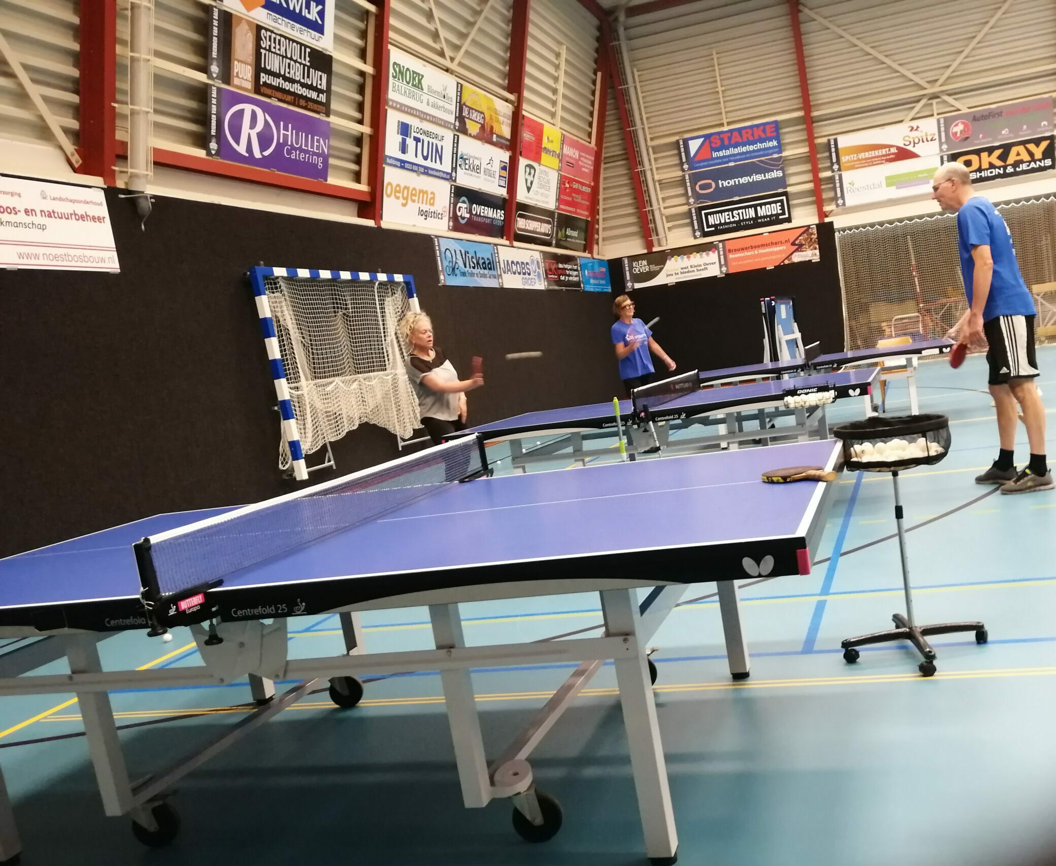 Tafeltennistafels en mensen die tafeltennis spelen