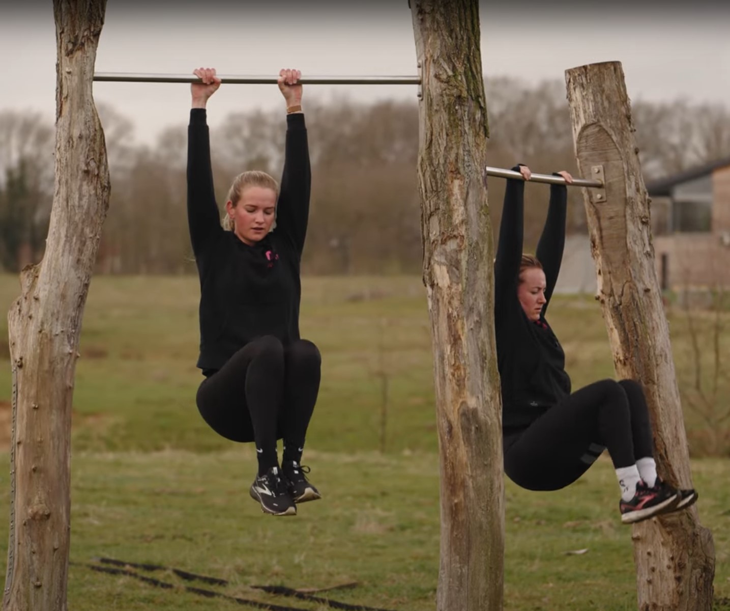 Twee dames hangen aan duikelstang in Trimbaan Vechtpark