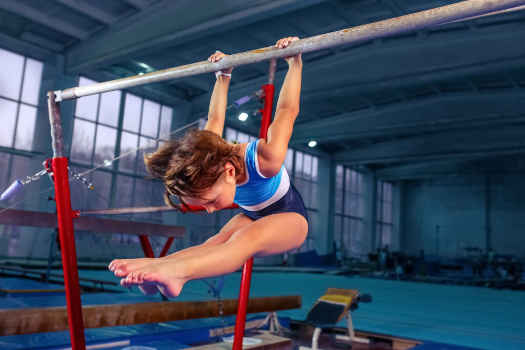 meisje houdt zich bezig met sportgymnastiek op evenwijdige staven