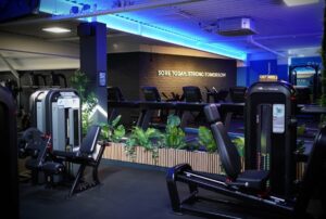 Verschillende fitness toestellen in sportschool