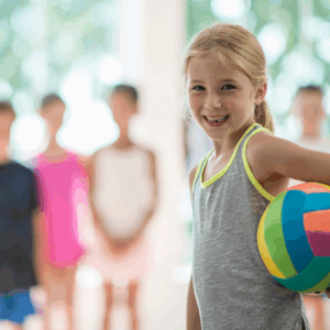 5 kinderen waarbij meisje op voorgrond een volleybal vasthoud onder haar arm