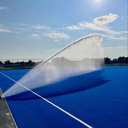 Waterveld wordt besproeid op hockeypark Marslanden Hardenberg