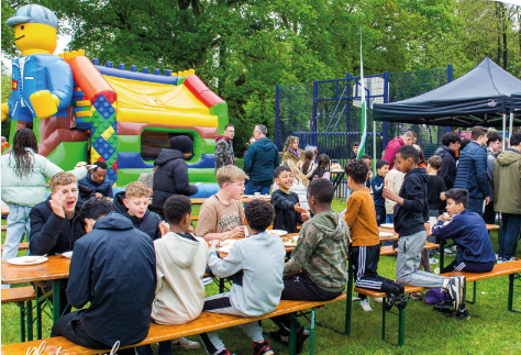 kinderen zitten op een bankje