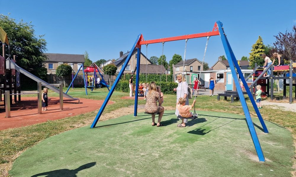 Kinderen op een schommel in de buitenruimte