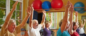 Meerdere mensen doen aan gymfit