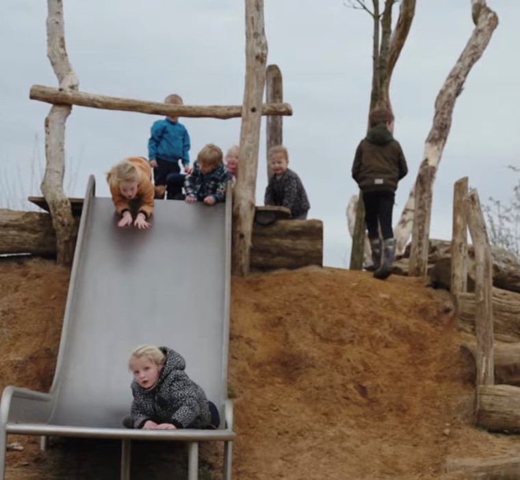 Kinderen glijden van glijbaan